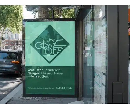 panneaux digitaux de signalisation pour la campagne de communication de Škoda 